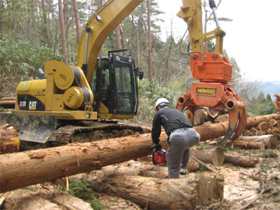 高性能林業機械（スイングヤーダ）による伐採搬出作業